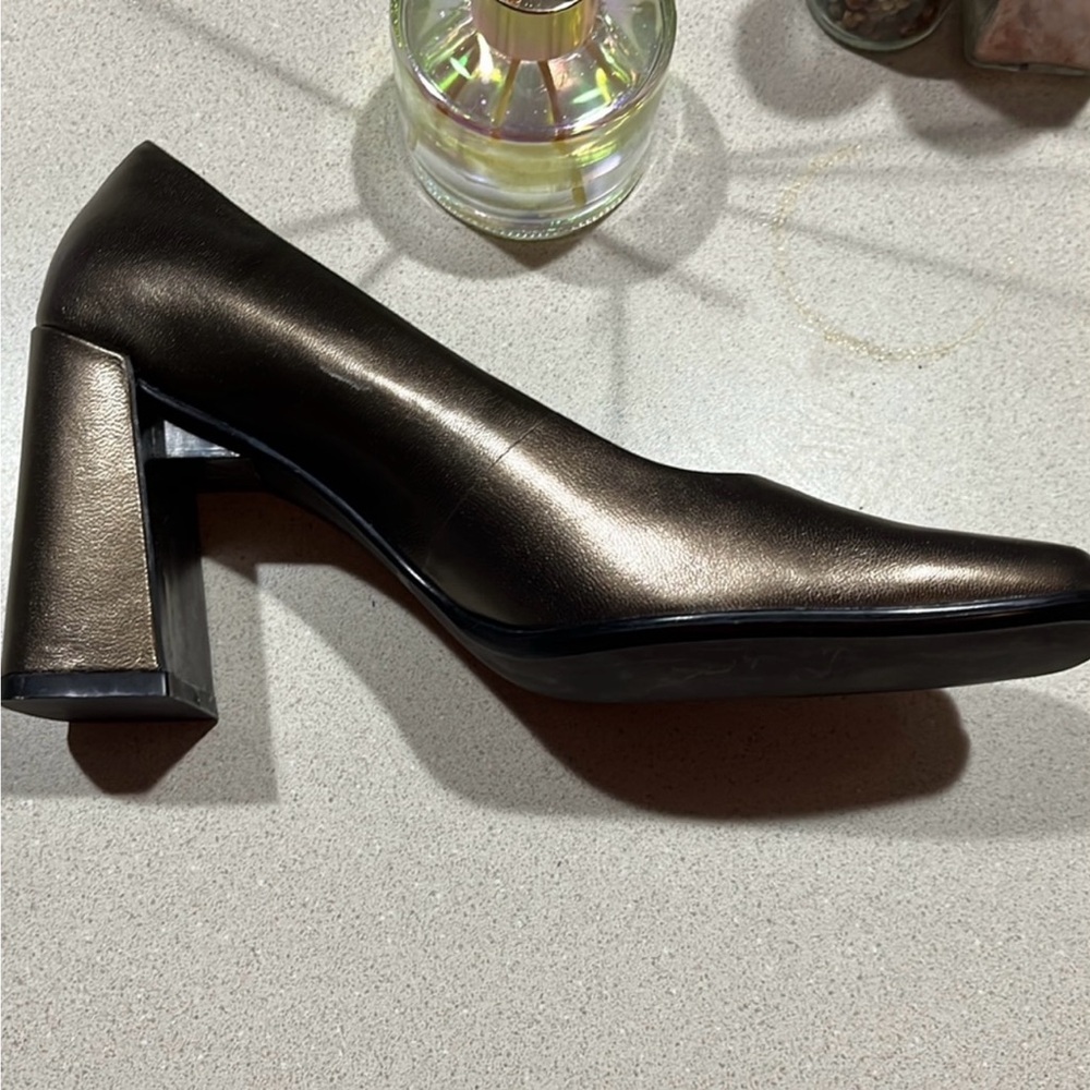 Nine West Nearly New Pewter Colored Heels